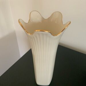 Lenox Ivory Ceramic Vase with Gold-Trimmed Scalloped Edge